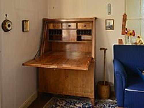 Как выбрать идеальный письменный секретер для вашего рабочего пространства 07