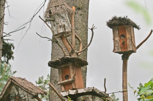 Какие материалы чаще всего используются для создания малых архитектурных форм на загородном участке. Штучки для птиц