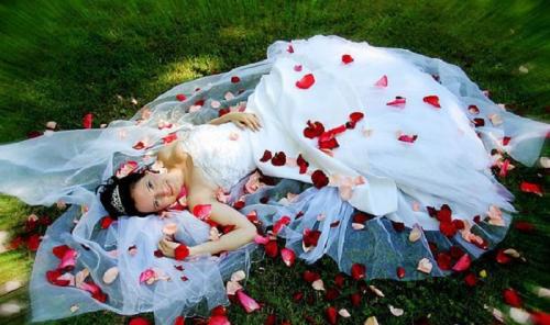 Как создать романтическую атмосферу с лепестками роз для Медового Месяца 09