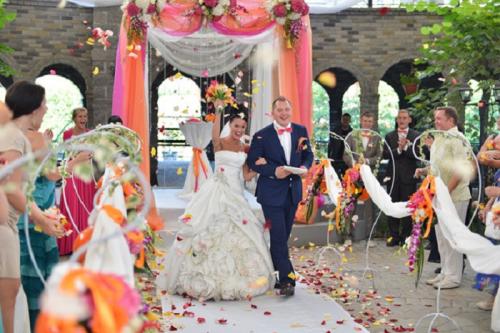 Как создать романтическую атмосферу с лепестками роз для Медового Месяца 07