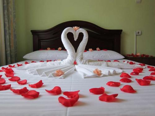 Как Создать Романтическую Атмосферу с Лепестками Роз и Свечами 05