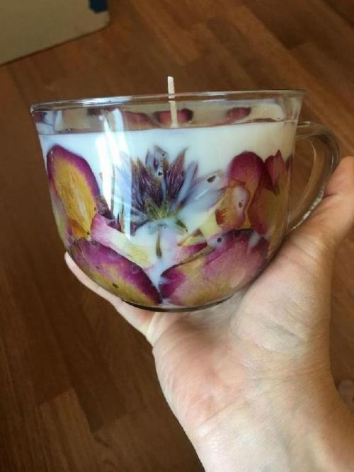 Как Создать Романтическую Атмосферу с Лепестками Роз и Свечами 19