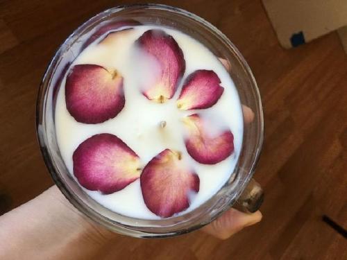 Как Создать Романтическую Атмосферу с Лепестками Роз и Свечами 20