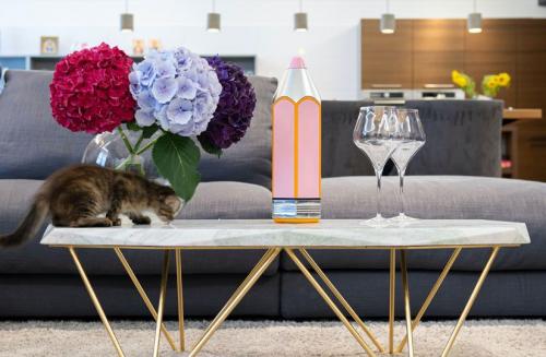 Как создать романтическую постель с лепестками роз 08