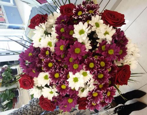 Как Создать Романтическую Атмосферу с Лепестками Роз и Свечами 12