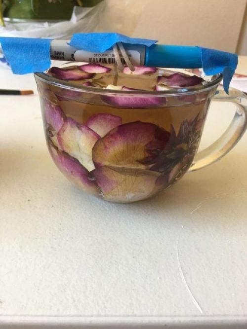 Как Создать Романтическую Атмосферу с Лепестками Роз и Свечами 18