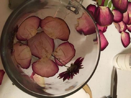 Как Создать Романтическую Атмосферу с Лепестками Роз и Свечами 16