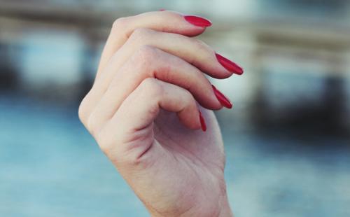 Каким образом можно восстанавливать и восполнять лак, если он поцарапался или потерял свой блеск. Как замаскировать сколы и царапины на маникюре