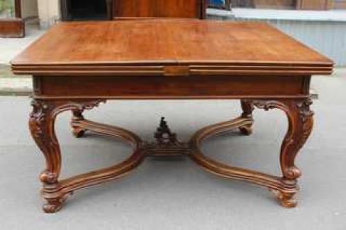 Какие особенности отличают немецкие антикварные письменные столы от столов других стран. Купить старинный стол