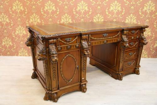 Немецкий антикварный письменный стол. Как подобрать антикварную мебель?