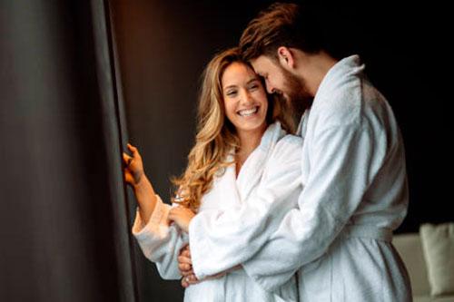 Лепестки роз на кровати в гостиничном.. Какие гостиницы подойдут для романтики