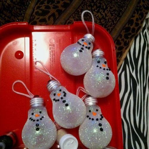 Необычные новогодние поделки своими руками. Делаем новогодние игрушки из лампочек