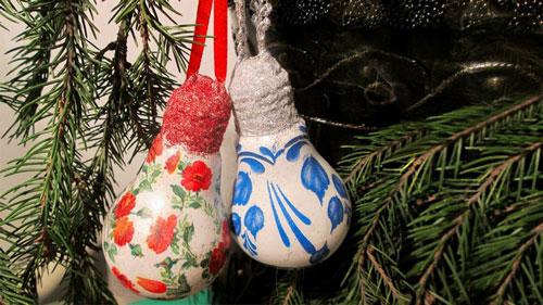 Необычные новогодние поделки своими руками. Делаем новогодние игрушки из лампочек