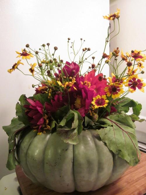 Вырезаем вазу и цветы из тыквы дома. 