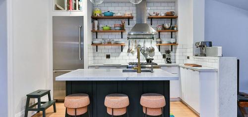 Какие решения по хранению помогут сохранить порядок и убрать вещи в студии с кухней. Где хранить вещи в квартире-студии: советы профессионалов с фото-примерами