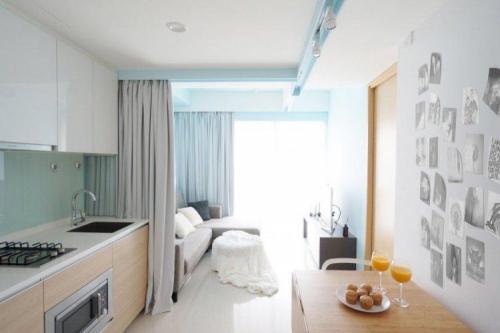 Каким образом можно организовать разделяющие зоны при объединении комнаты и кухни. Шторы и занавески