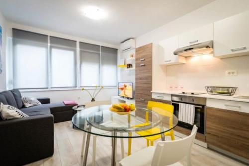 Как создать уютную кухню-гостиную на 16 кв м с диваном: 28 идей и советов 24