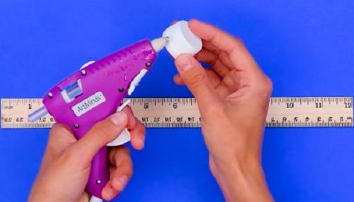 Поделки в детский сад своими руками из пластиковых крышек. Что ещё можно изготовить? 07