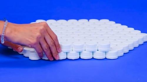 Поделки в детский сад своими руками из пластиковых крышек. Что ещё можно изготовить? 09