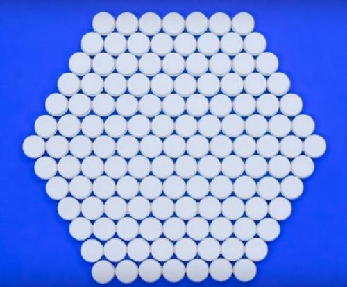 Поделки в детский сад своими руками из пластиковых крышек. Что ещё можно изготовить? 08