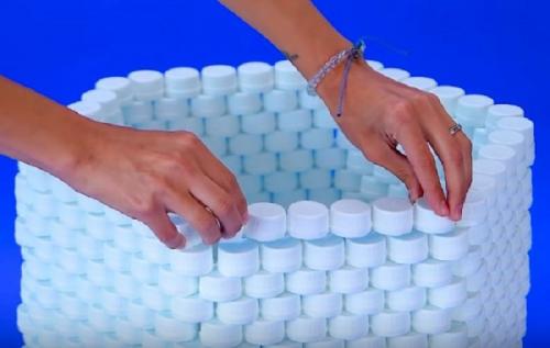 Поделки в детский сад своими руками из пластиковых крышек. Что ещё можно изготовить? 10