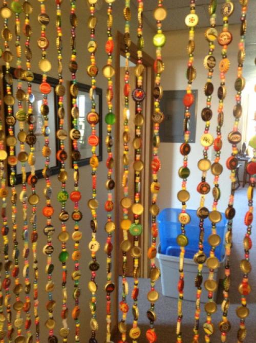 Поделки из крышек для дачи. Поделки из пластиковых крышек от бутылок, ведер, сметаны. Схемы пошагово своими руками