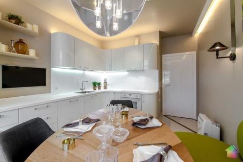 Дизайн интерьера угловой кухни с диваном 13 кв. 03