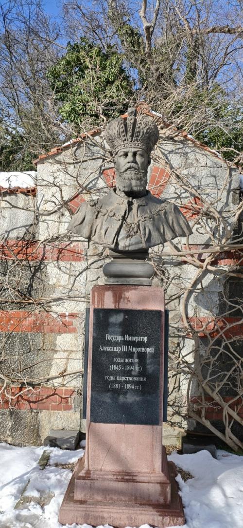 Массандровский дворец выполнен в стиле французского шато, сочетая элементы ренессанса и барокко. 03