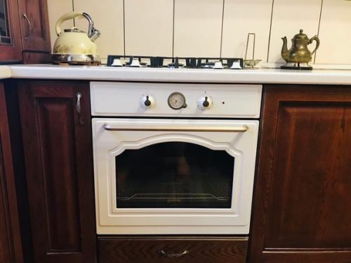 Кухня 9-метровка.  На фото получилось на тона два темнее, чем в реальности. 02