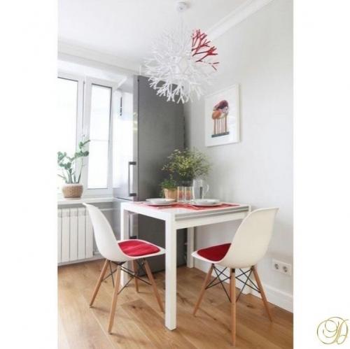 Однокомнатная квартира преимущественно в белых тонах выполнена. 03