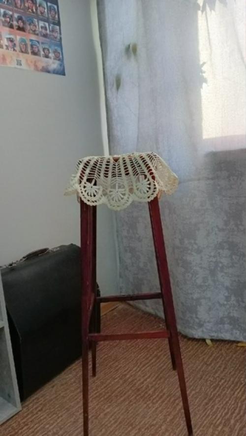 Когда мы несли этот экспонат от нашего дарителя Матвеевой Ирины Владимировны в музей, многие ребята спрашивали, зачем нам нужна барная табуретка. 01