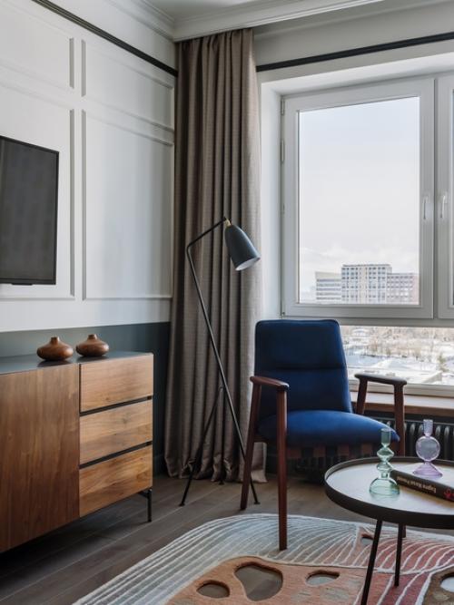 С помощью цвета дизайнер Анна Зуева превратила стандартную Евродвушку с отделкой от застройщика в уютное гнездышко для молодой пары. 04