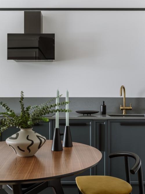 С помощью цвета дизайнер Анна Зуева превратила стандартную Евродвушку с отделкой от застройщика в уютное гнездышко для молодой пары. 03