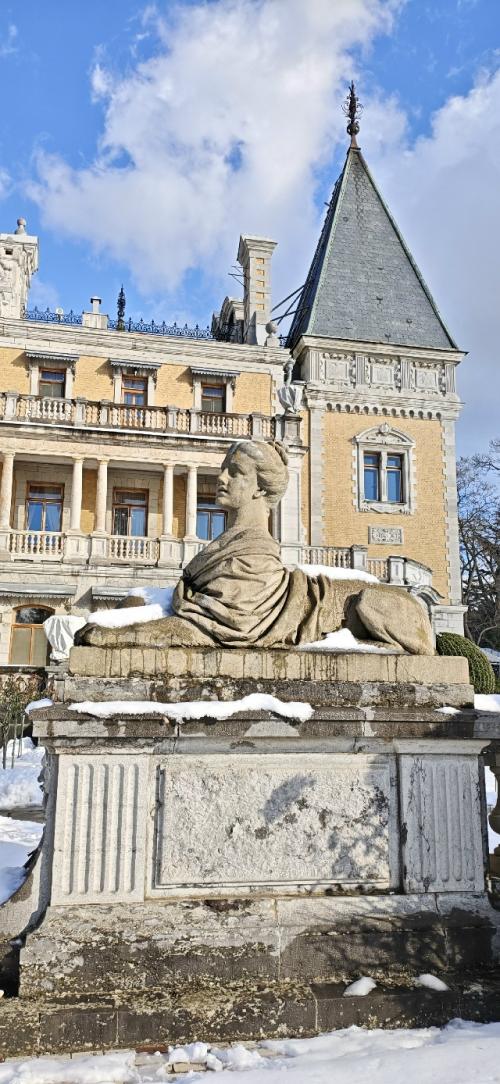 Массандровский дворец выполнен в стиле французского шато, сочетая элементы ренессанса и барокко. 09