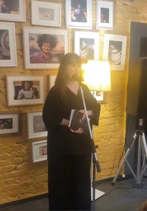 Из мебельщика - в актёрки? Из мебельщика - в актёрки?