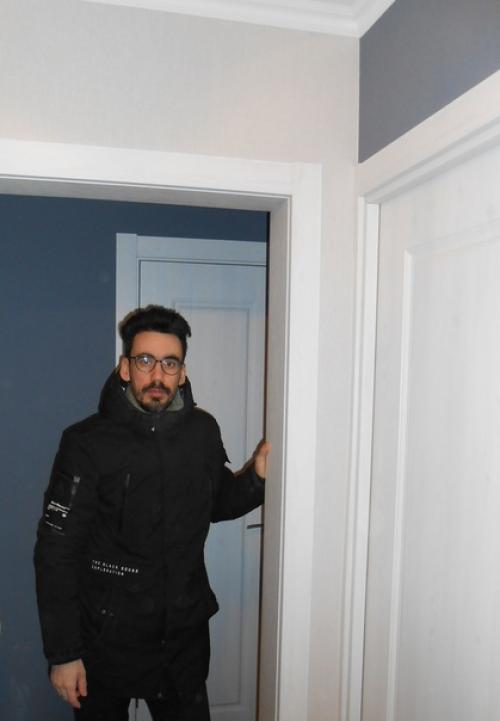 Темно - серо - синие обои в интерьере прихожей комнаты. 03