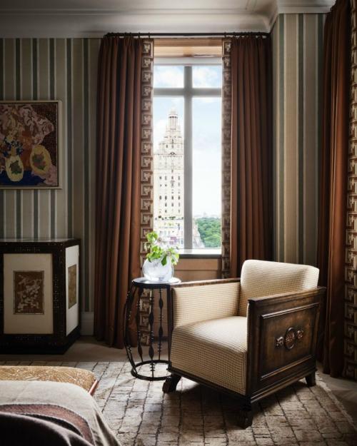 Этот интерьер родился из диалога между историей дома и страстью хозяйки к эстетике ар - деко. 06