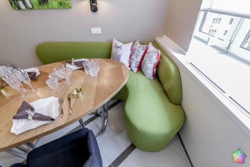 Дизайн интерьера угловой кухни с диваном 13 кв. 05