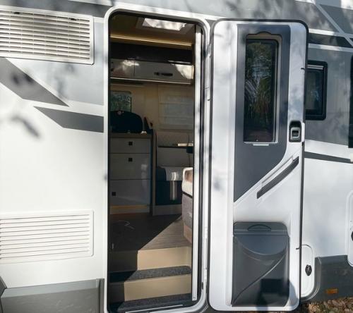 Итальянская фирма Mobilvetta начала свою работу в 1961 году как производитель мебели. 04