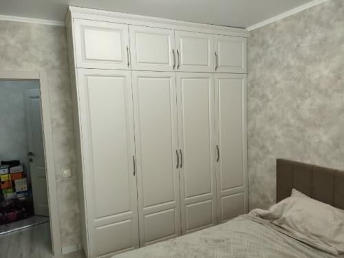 Шкаф и тв зона в спальню были созданы с вниманием к каждой детали, чтобы максимально соответствовать пожеланиям и стилю интерьера.

