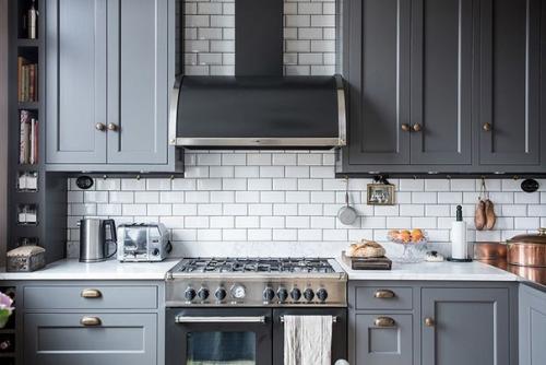 Эта прекрасная квартира находится в столице Швеции Стокгольме, в здании 1903 года постройки. 04