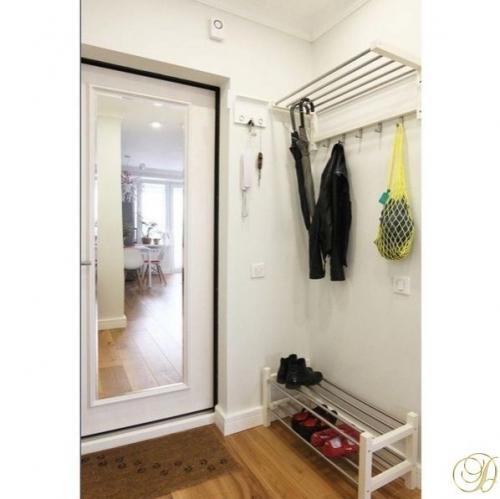 Однокомнатная квартира преимущественно в белых тонах выполнена. 06