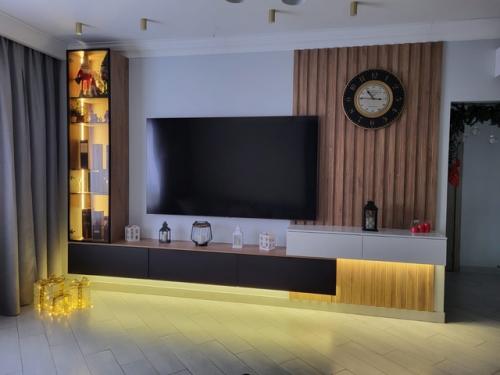 Мы завершили установку тв зоны для нашего заказчика, и это действительно важный этап в создании уютной атмосферы в квартире. 01