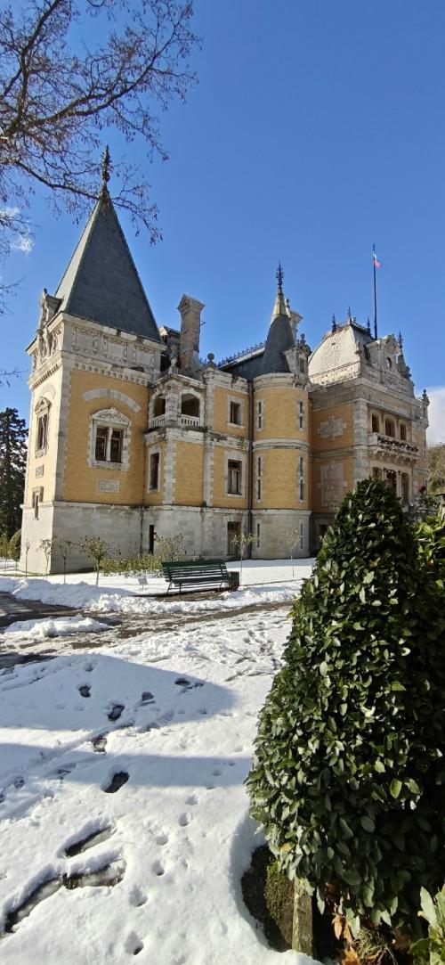 Массандровский дворец выполнен в стиле французского шато, сочетая элементы ренессанса и барокко. 07