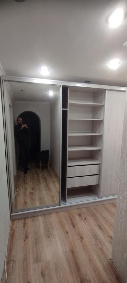 Небольшой и узкий коридор или прихожую можно визуально расширить, изготовив на заказ шкаф - купе с зеркальными дверями или отдельной дверью. 03