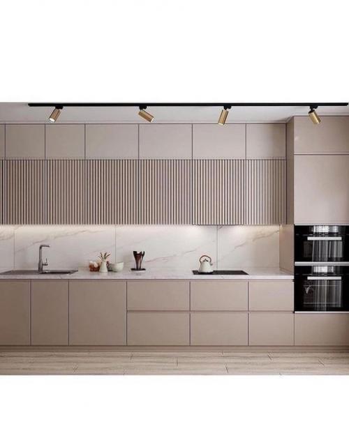 Красивый интерьер квартиры выполнен проект в светлых тонах с лёгкими нотками розового цвета и уютными деталями. 06