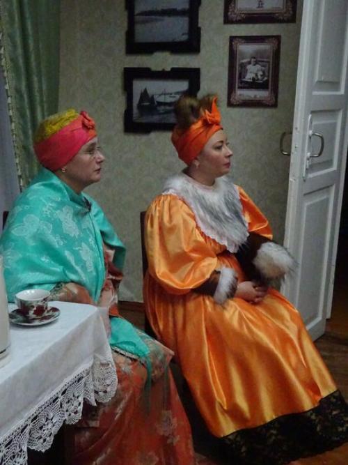 К Баяновне - о старине поговорить да выпить кофею. 09