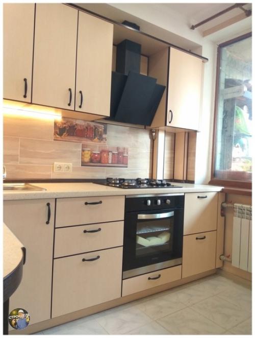 Простой и скромный интерьер кухни с гарнитуром классического кремового цвета. 01