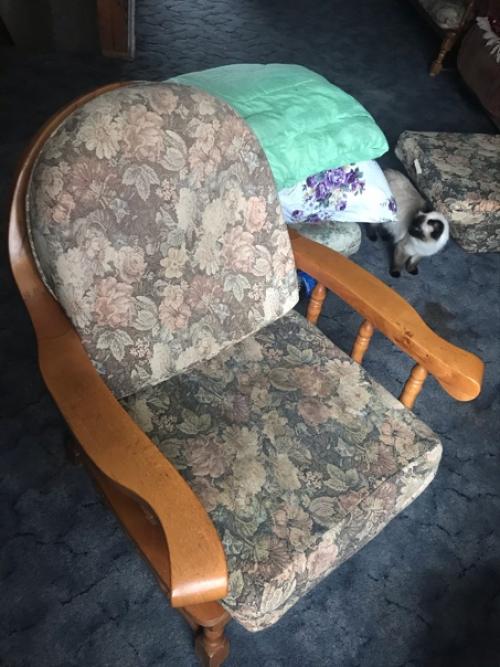 Здравствуйте!  Я планирую ремонт в квартире и хочу вписать в интерьер несколько элементов старой мебели, а именно: 01