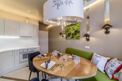 Дизайн интерьера угловой кухни с диваном 13 кв. 01